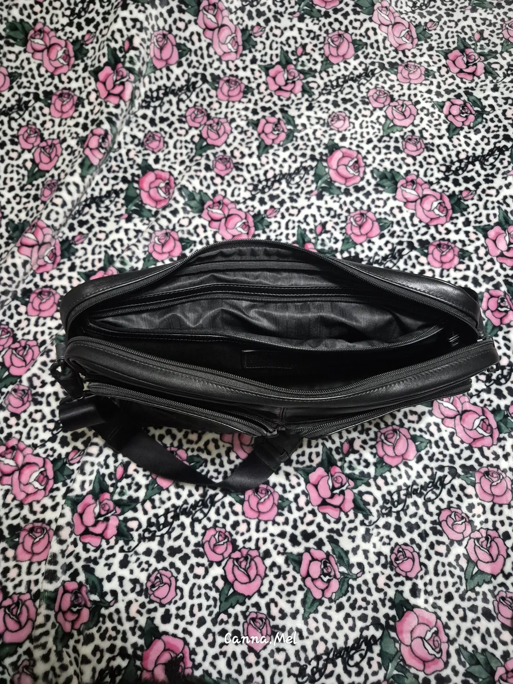 TUMI Black Leather Laptop Briefcase - Professional Messenger Bag